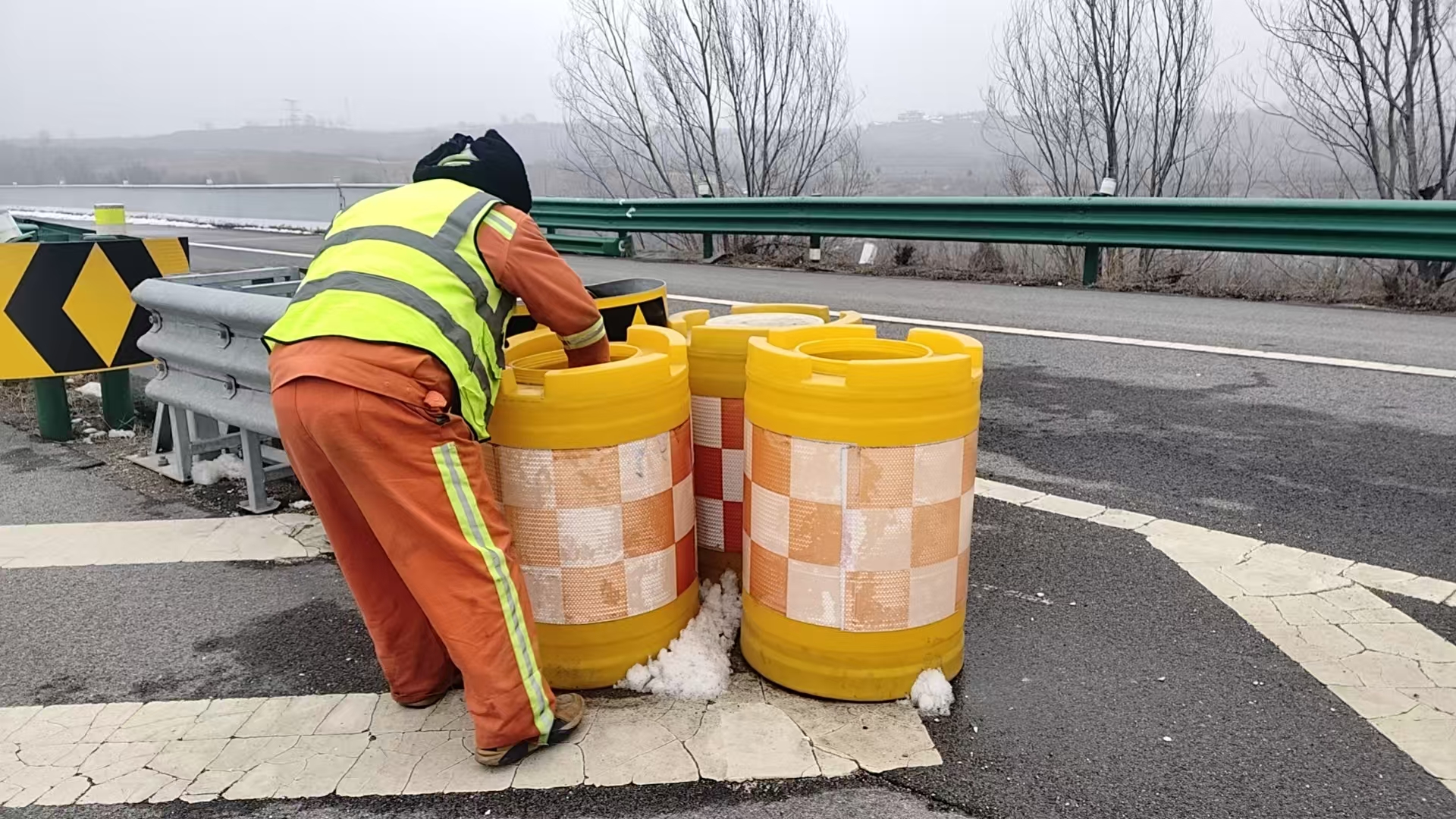 20260305石城工区及时维修防撞桶.jpg 20260305石城工区及时维修防撞桶.jpg