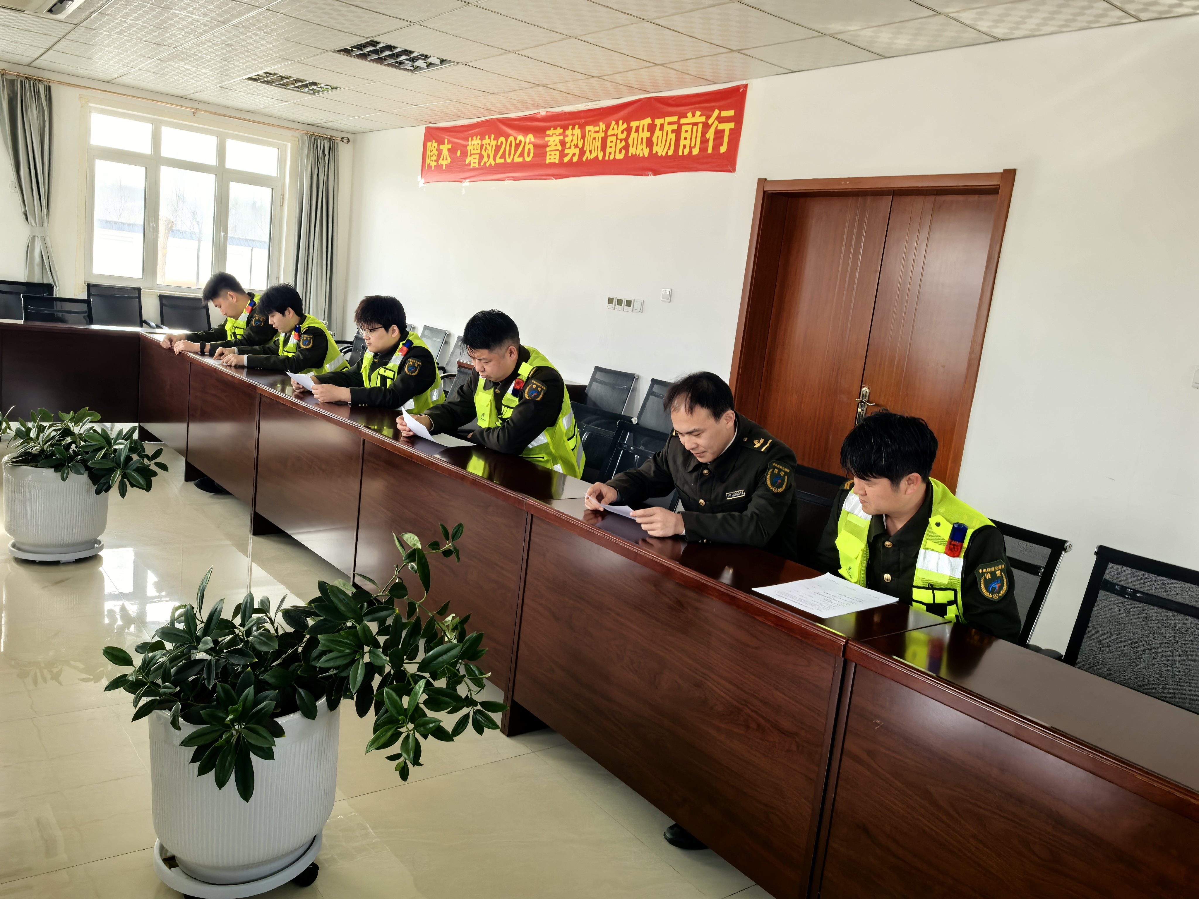 规范操作流程 提升查验能力 内丘北收费站开展绿通知识学习.jpg