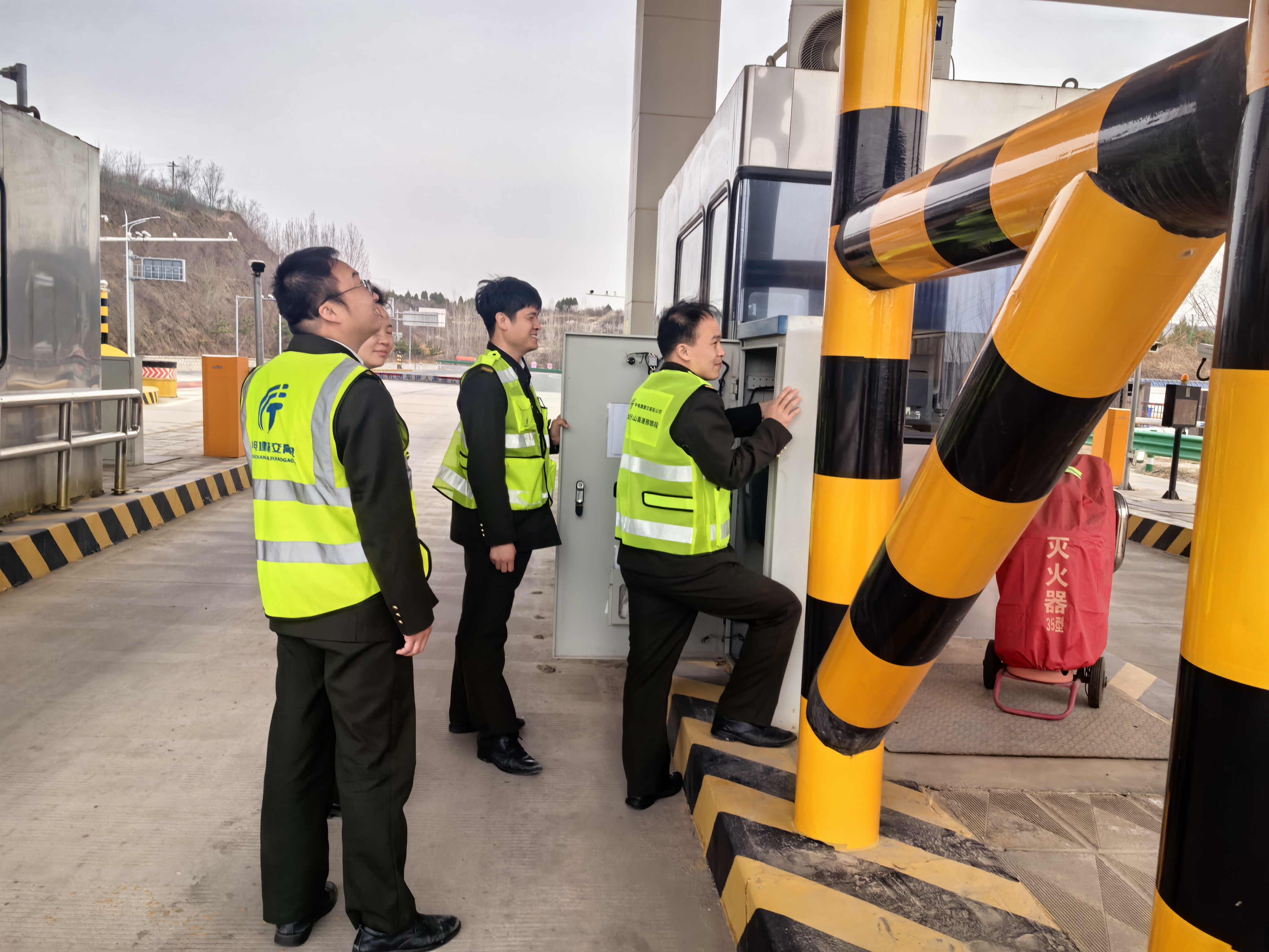 3.26内丘北收费站开展安全隐患排查 筑牢站区安全防线.jpg 3.26内丘北收费站开展安全隐患排查 筑牢站区安全防线.jpg