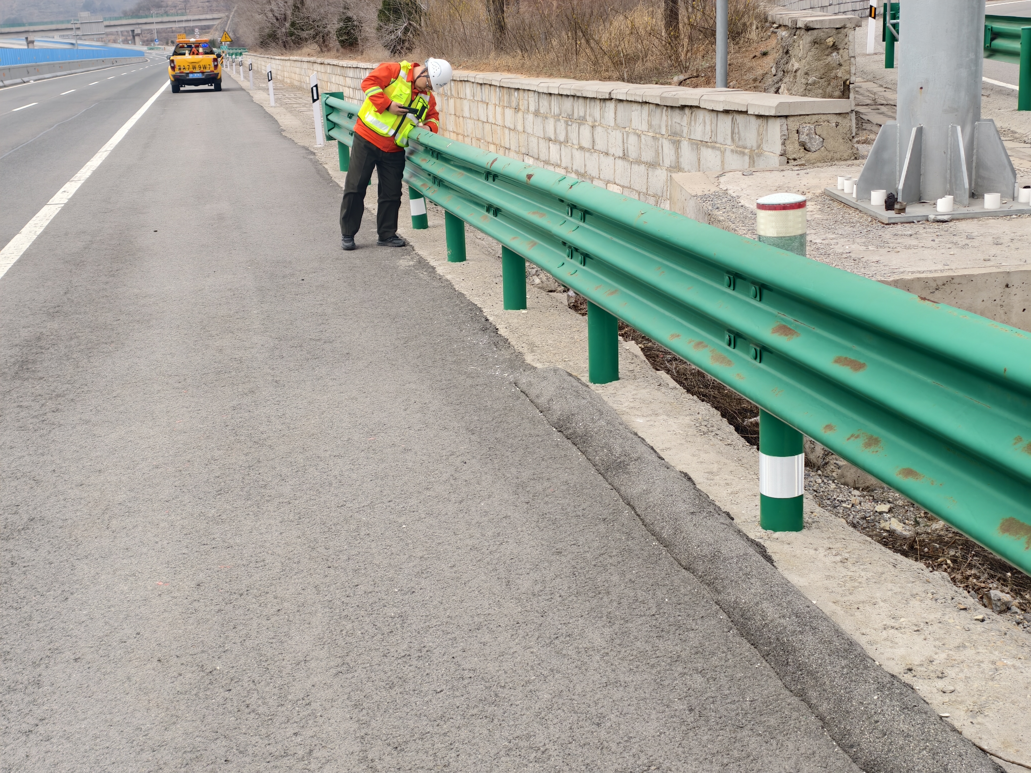 检查钢护栏 (3).jpg