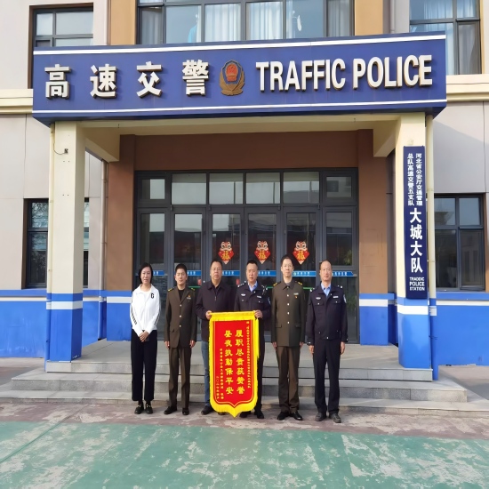 交警.jpg 交警.jpg