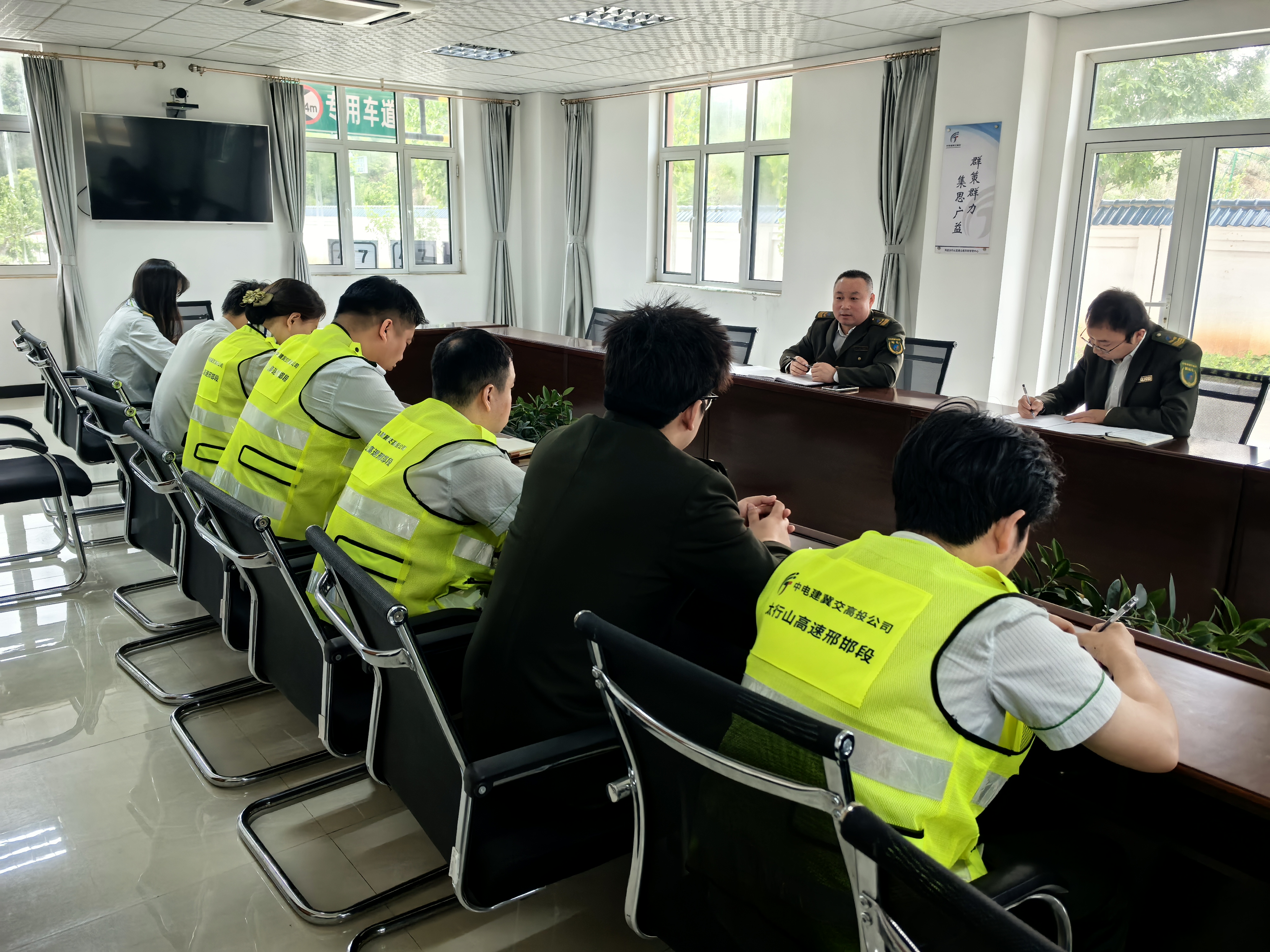 内丘北收费站党支部开展树立和践行正确政绩观学习教育.jpg 内丘北收费站党支部开展树立和践行正确政绩观学习教育.jpg