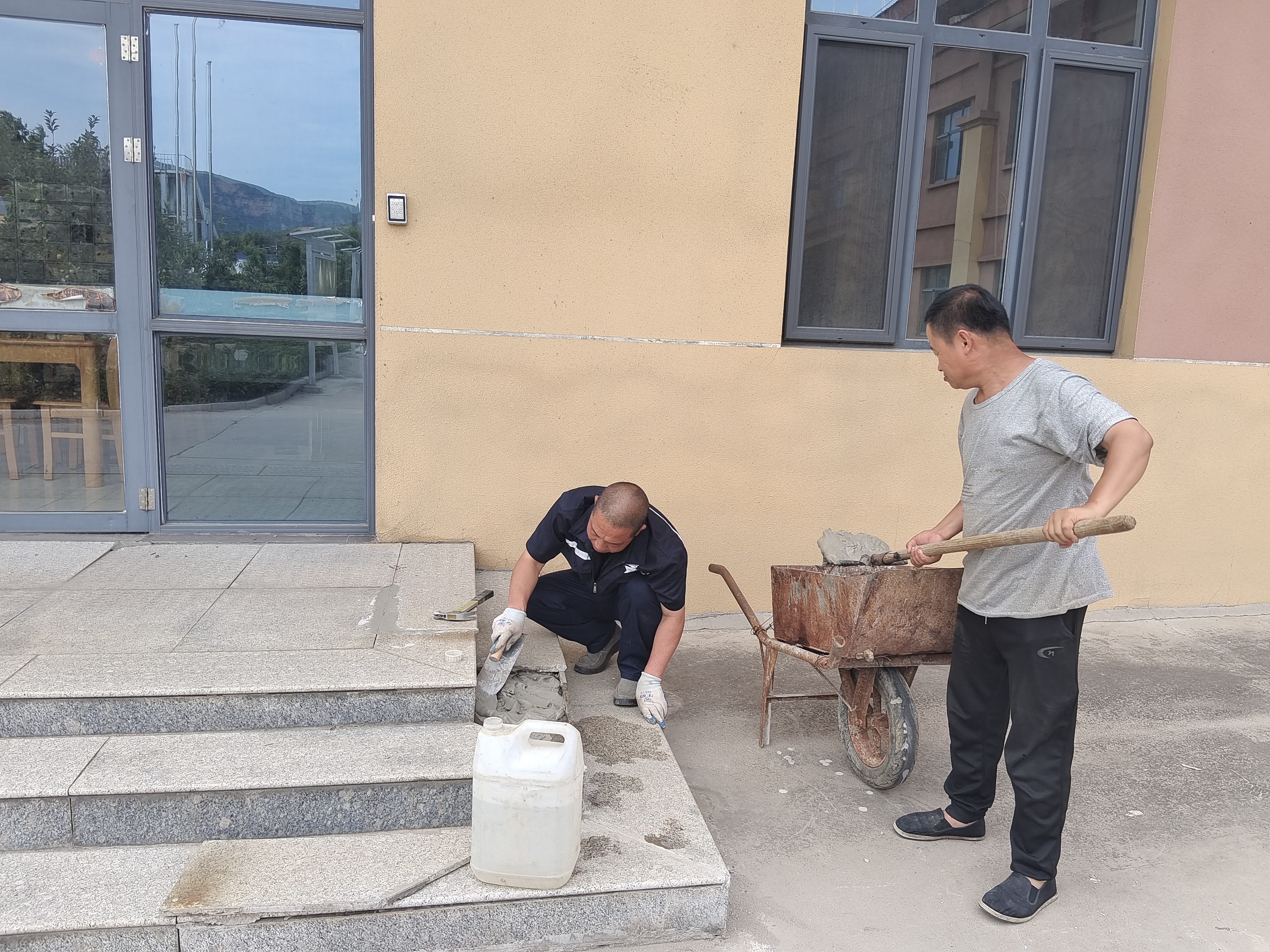 6.25修食堂门台.jpg 6.25修食堂门台.jpg